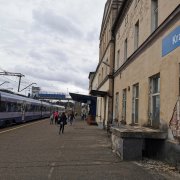 w cieniu linii kolejowej 37